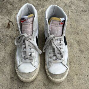 Nike black & white Blazer Mid 77, size 9.5 (41)